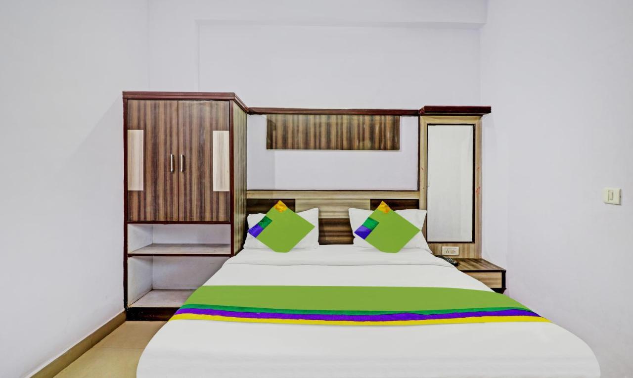 4 View Otel Tājganj Dış mekan fotoğraf